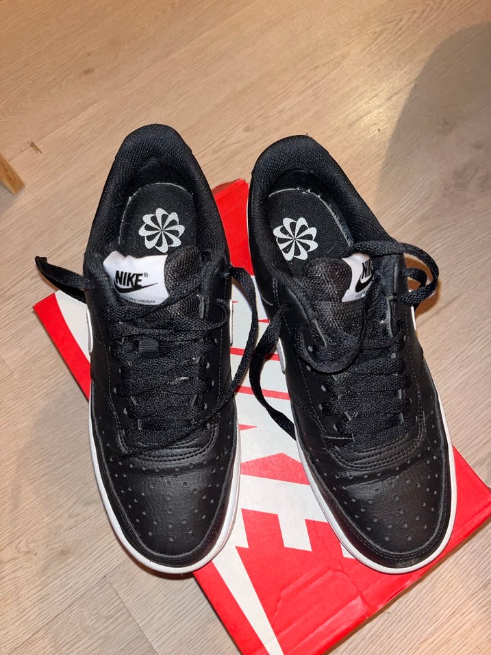 Siyah Beyaz Nike Kadın Spor Ayakkabı - Görsel 2