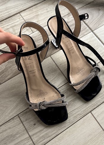 Nine West Sikligin Ve Zarafetin Siyah Topuklu Sandaleti