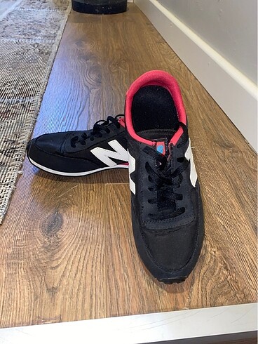 37 Beden Orjinal newbalance 38 numara ama kalıp dar 37 uyumlu