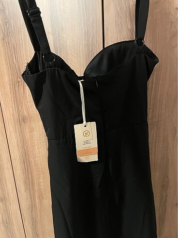 Miss Poem Zara model siyah elbise yırtmaçlı