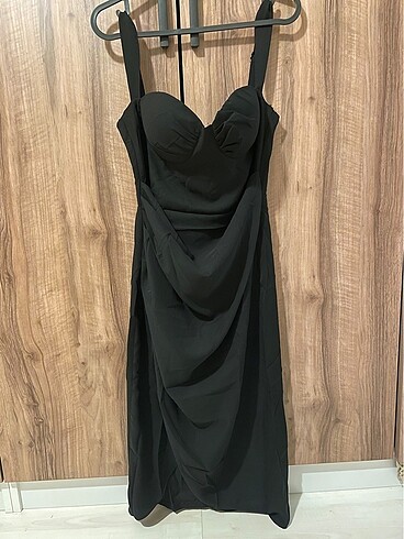 Zara model siyah elbise yırtmaçlı