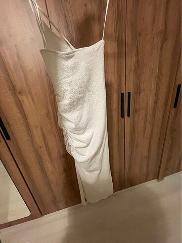xs Beden beyaz Renk Bershka beyaz elbise yırtmaçlı