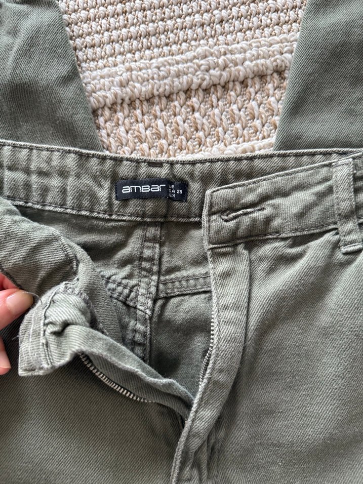 Bol kesim keten kemerli haki pantolon - Görsel 3