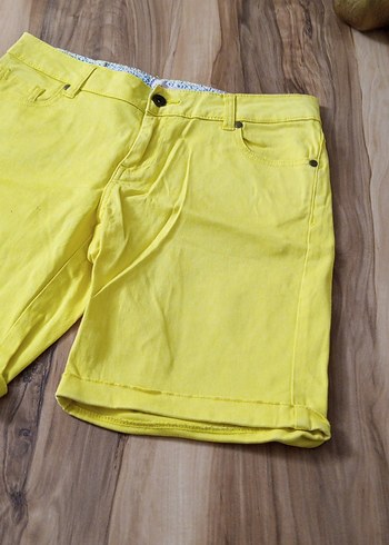 36 Beden Sari Bermuda Şort ve askılı buluz