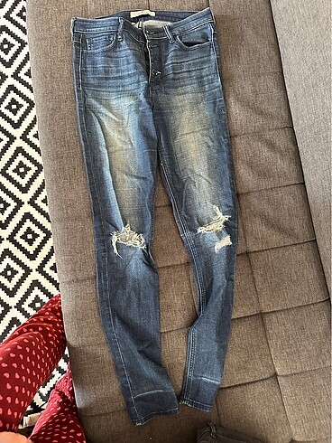 Hollister Yırtık Jean