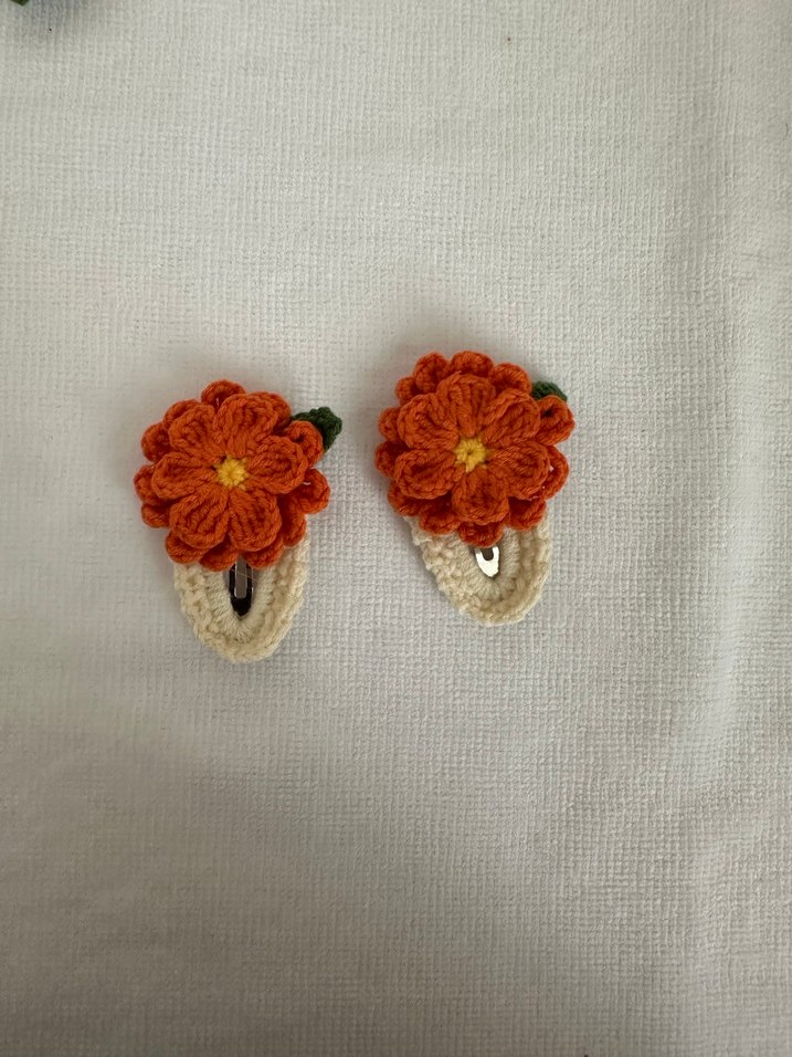 Turuncu Çiçekli Örgü Çocuk Toka - Görsel 2