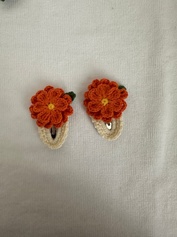 Turuncu Çiçekli Örgü Çocuk Toka - Görsel 3