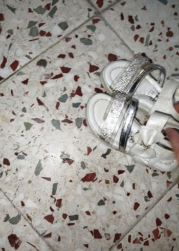 Diğer Kız Çocuk Beyaz Tokalı Nakışlı sandalet