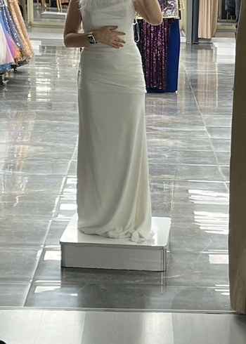 Tüylü Straplez Beyaz otrişli Nişan elbisesi - Görsel 3