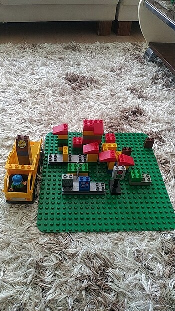 Lego zemin,kamyon ve lego parçaları