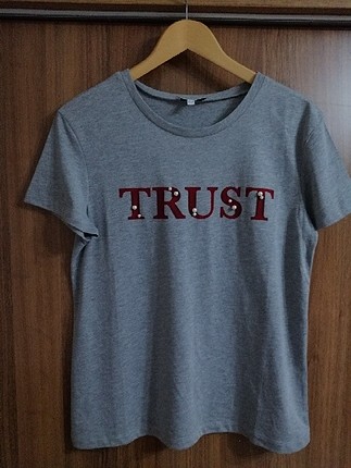 gri tişört 