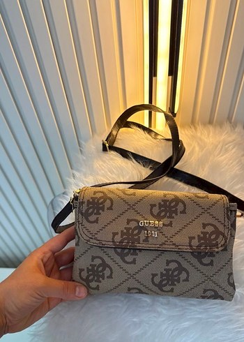Guess Monogramli Sik Capraz Canta