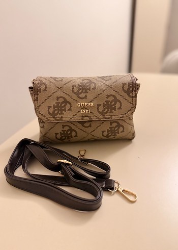 Guess Kahverengi Monogramli Kompakt Canta