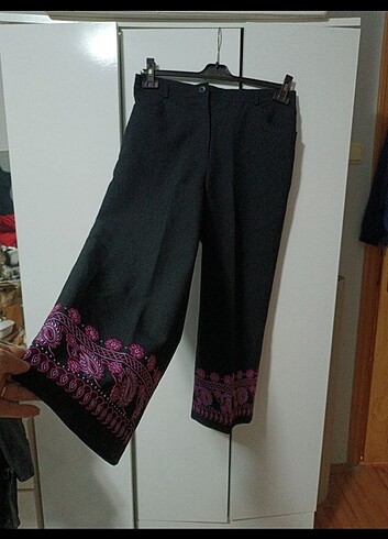 Paça işlemeli pantolon