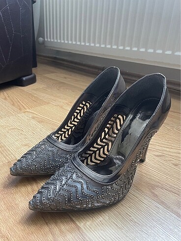 Gümüş Taşlı Stiletto