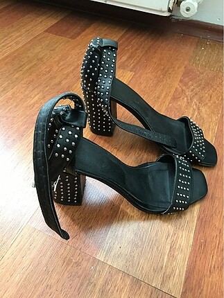 Zımbalı kalın topuk sandalet