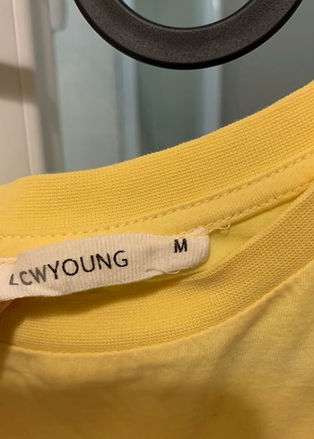 Sarı Baskılı Kadın Tişört - Görsel 2