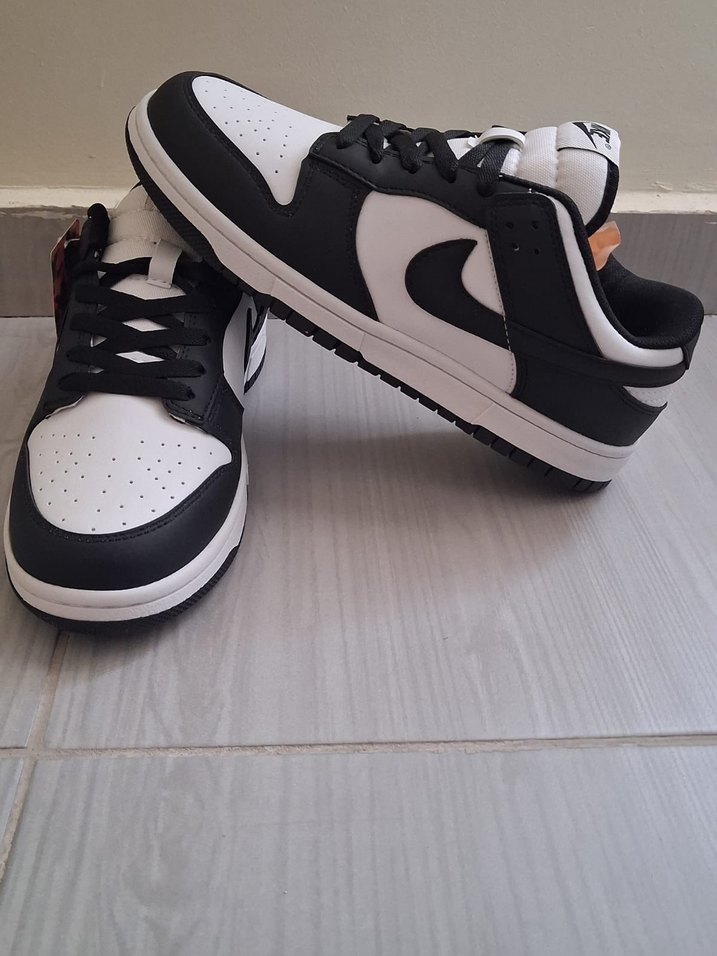 Nike SB Siyah-Beyaz Düşük Bilekli Sneaker — görsel 3/6
