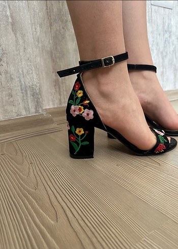 37 Beden Çiçek Desenli Tokalı Topuklu Kadın Ayakkabısı