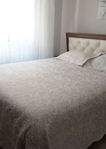 Karaca Bej Düz Desenli Yatak Örtüsü