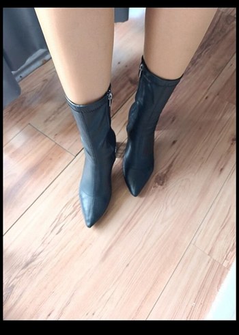 Siyah Deri Stiletto Topuklu Tokalı Kadın Çizme