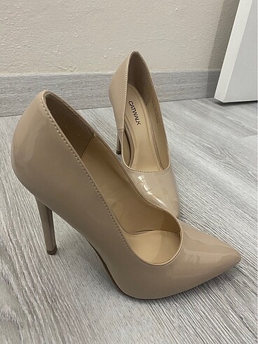 Nude catwalk stiletto