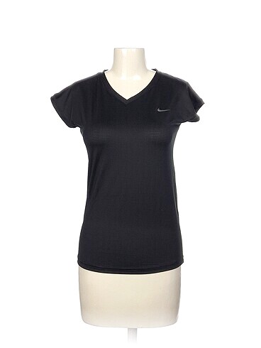 Nike T-shirt %70 İndirimli.