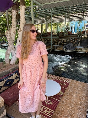 Astarlı pembe delikli elbise