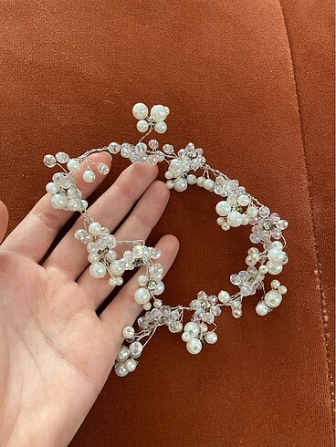 Bükülebilen saç aksesuarı incili taşlı