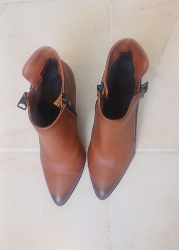 Kemer Detaylı Kahverengi Deri Dolgu Topuklu Bot - Görsel 6