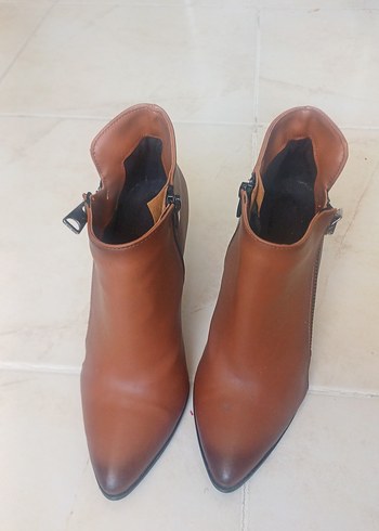 Kemer Detaylı Kahverengi Deri Dolgu Topuklu Bot - Görsel 5