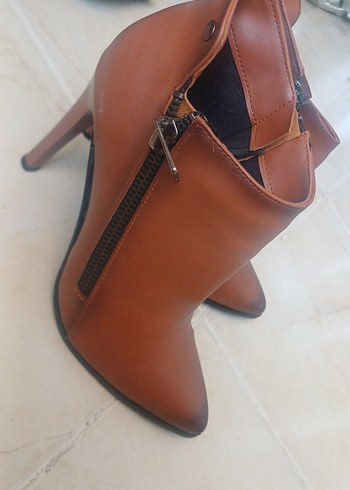 Kemer Detaylı Kahverengi Deri Dolgu Topuklu Bot - Görsel 8