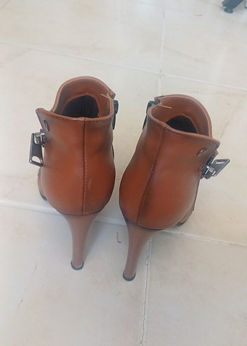 Kemer Detaylı Kahverengi Deri Dolgu Topuklu Bot - Görsel 7