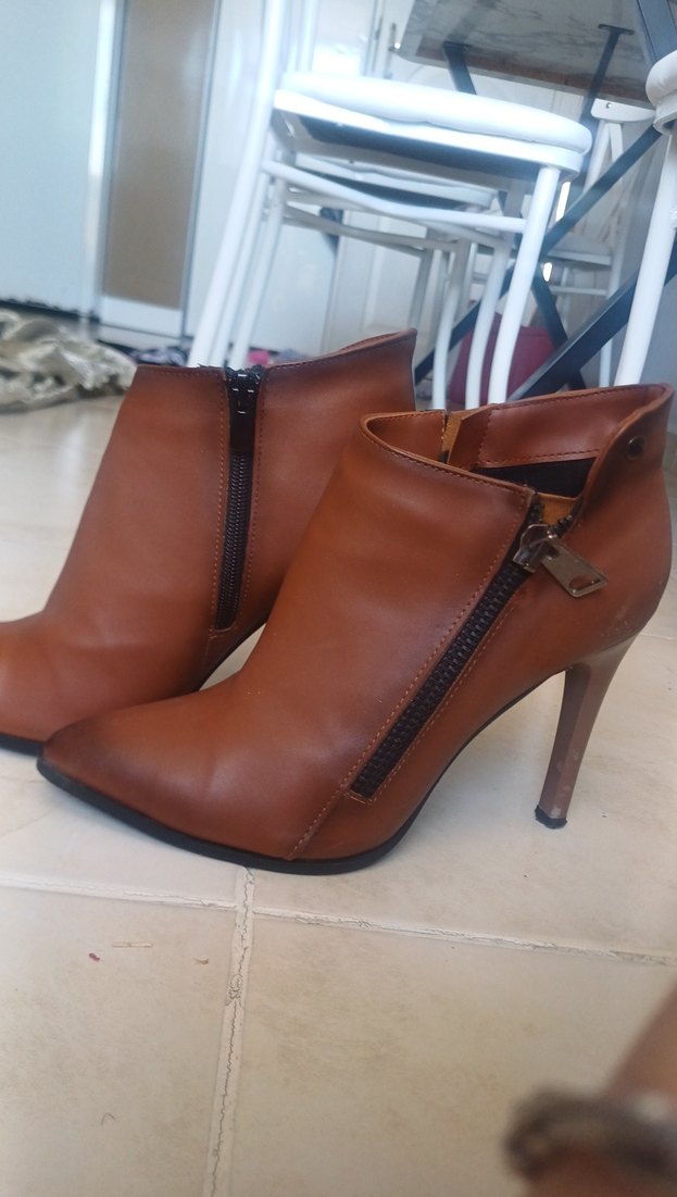 Kemer Detaylı Kahverengi Deri Dolgu Topuklu Bot - Görsel 3