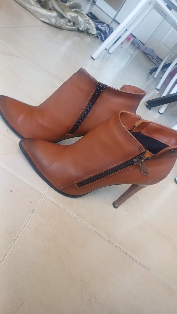 Kemer Detaylı Kahverengi Deri Dolgu Topuklu Bot - Görsel 4