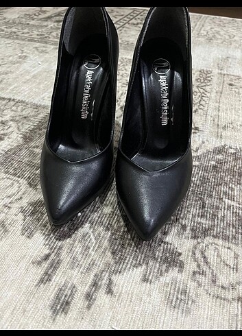 Siyah stiletto ayakkabı 