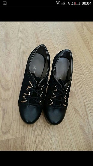 siyah topuklu ayakkabı