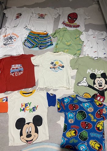 Renkli Desenli Çocuk deniz şortu ve 11 adet tişört