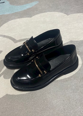 Siyah Parlak Tokalı Kadın Loafer
