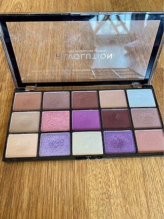 Makeup Revolution Reloaded Visionary Far Paleti ve ayna