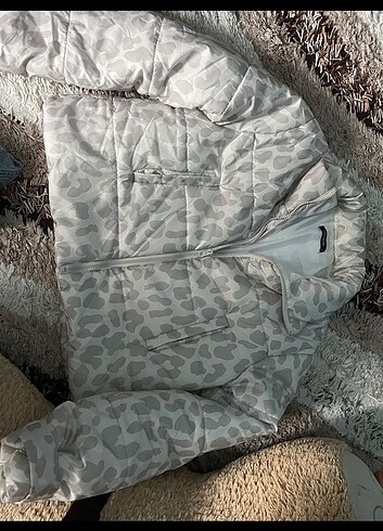 Zara Mont 