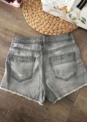Gri Mini Yırtık Kot Şort - Görsel 2