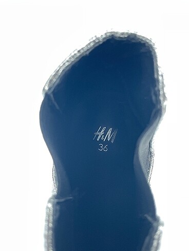 36 Beden gri Renk H&M Bot %70 İndirimli.