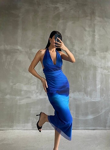 Boyundan geçmeli sırtı açık midi boy elbise bedenleri var