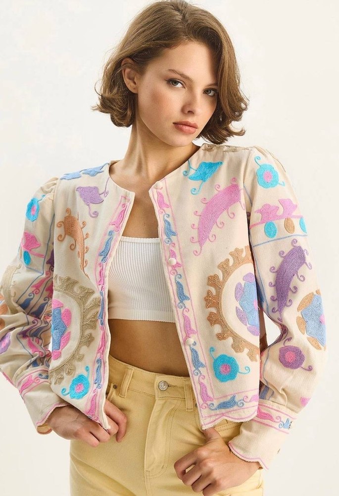 Etnik Desenli Düğmeli Kısa Kadın Ceket - Görsel 3
