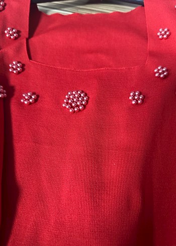 Kırmızı İşlemeli V Yaka Düğmeli Bluz - Görsel 3