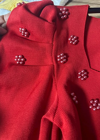 Kırmızı İşlemeli V Yaka Düğmeli Bluz - Görsel 2