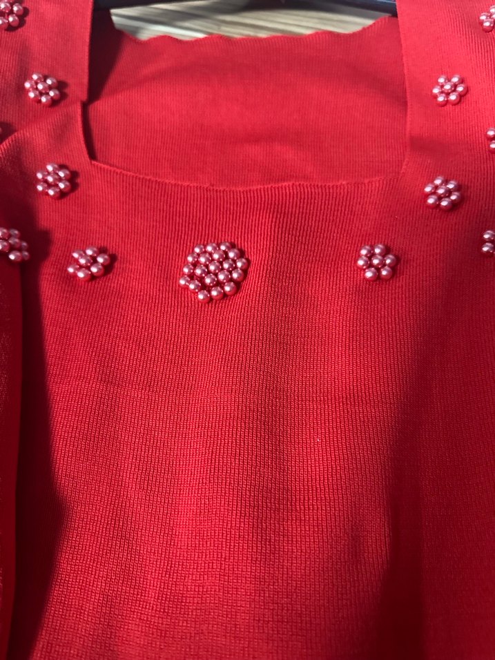 Kırmızı İşlemeli V Yaka Düğmeli Bluz - Görsel 3