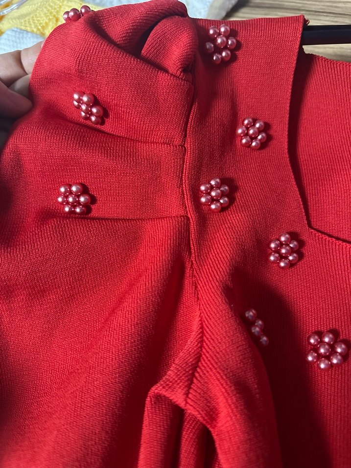 Kırmızı İşlemeli V Yaka Düğmeli Bluz - Görsel 2