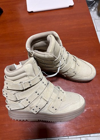Bershka Bej Suet Metal Detayli Bilekli Sneaker